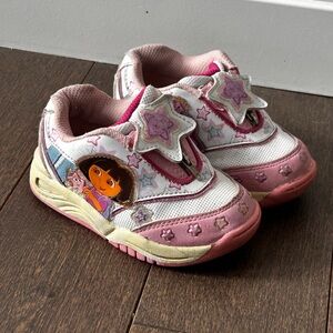 2007 Dora the explorer shoes‎ size 6t